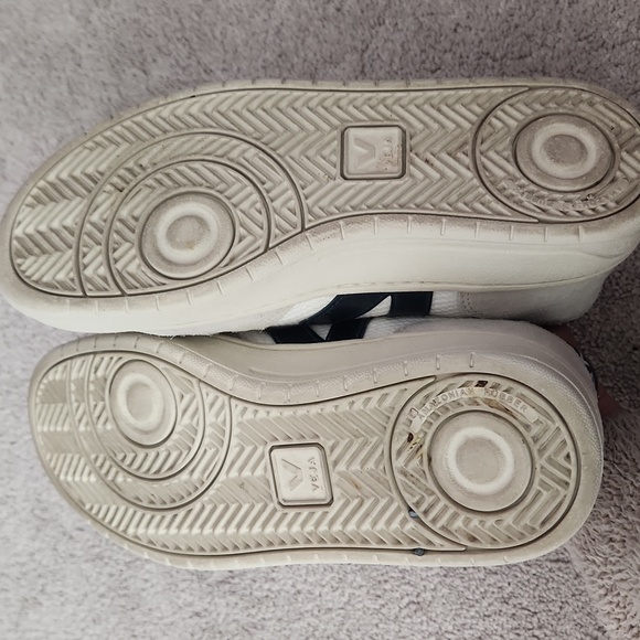 VEJA™ V-10 sneakers, Size 8, Excellent Used Condition - Picture 14 of 16